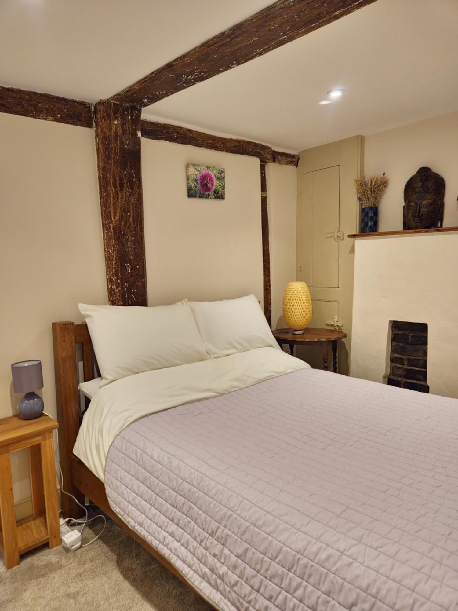 Central Gloucester Self-Catering Flat - A Hidden Gem Exterior photo